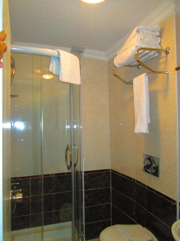 A bathroom at Sultanahmet Newport Hotel