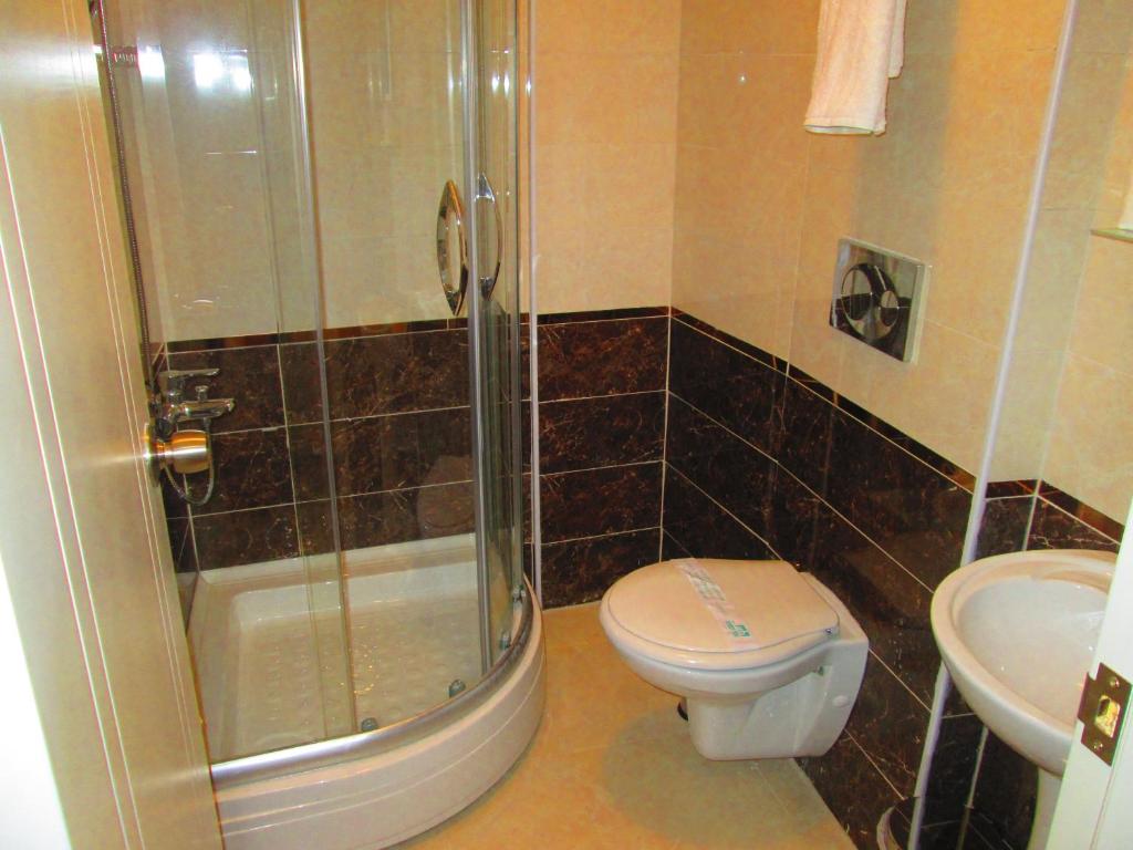 A bathroom at Sultanahmet Newport Hotel