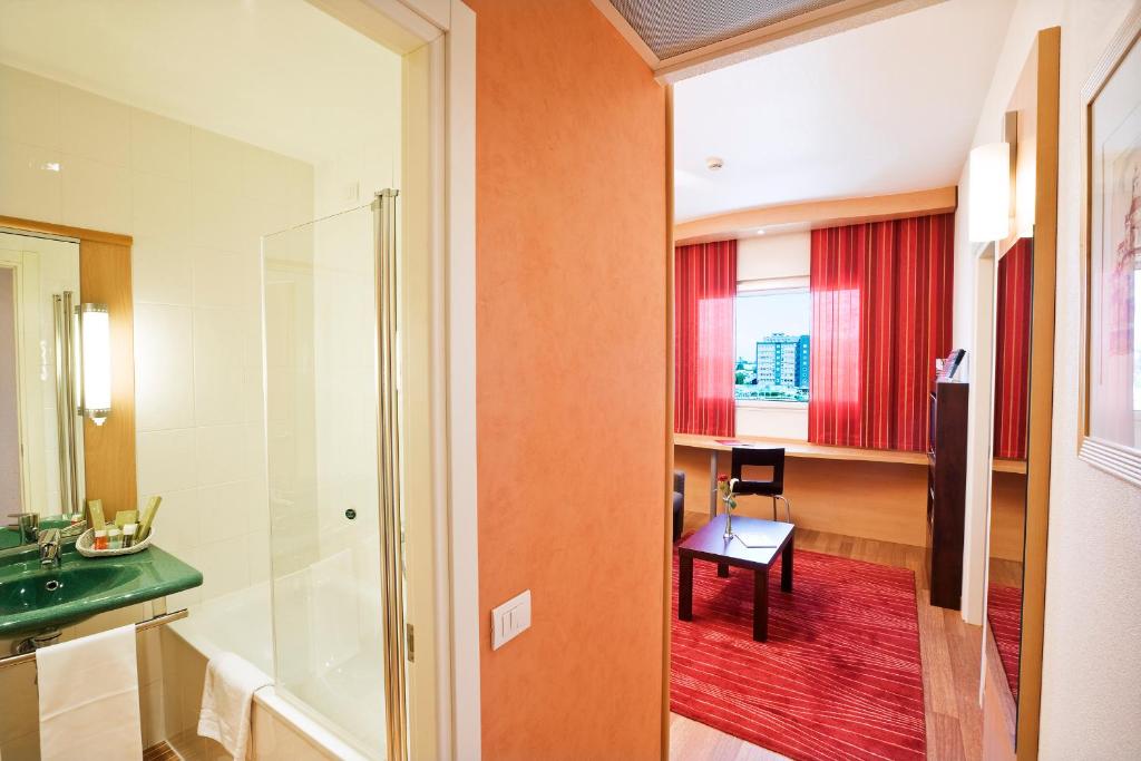 Telewizja i/lub zestaw kina domowego w obiekcie Hotel Rafael