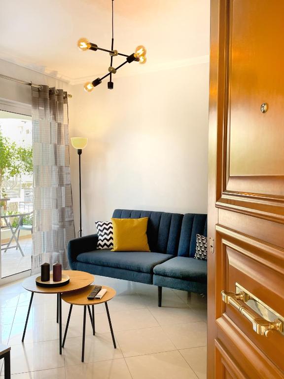 雷夫卡達鎮的住宿－URBAN APARTMENT，客厅配有蓝色的沙发和桌子