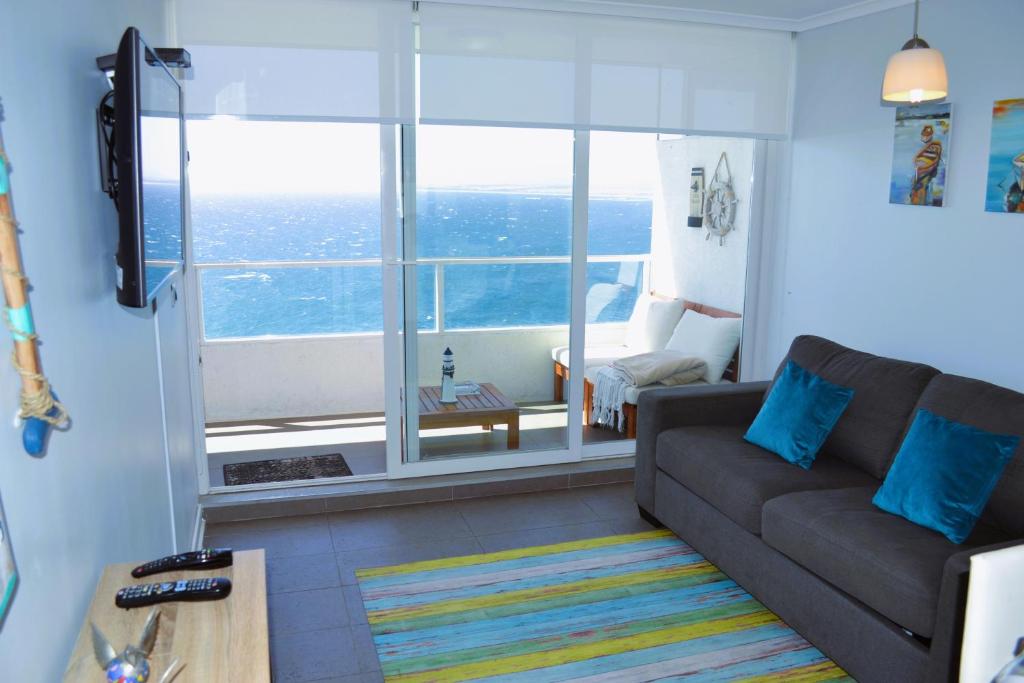 sala de estar con sofá y ventana grande en Vista al Mar & Descanso de lujo, Wifi & Parking Privado & 2"SmartTV, en Concón