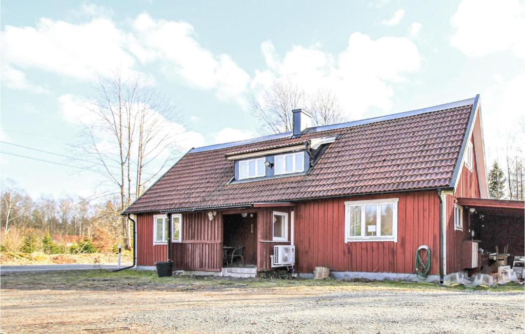 una casa roja con techo marrón en 3 Bedroom Awesome Home In Vstra Torup, en Västra Torup