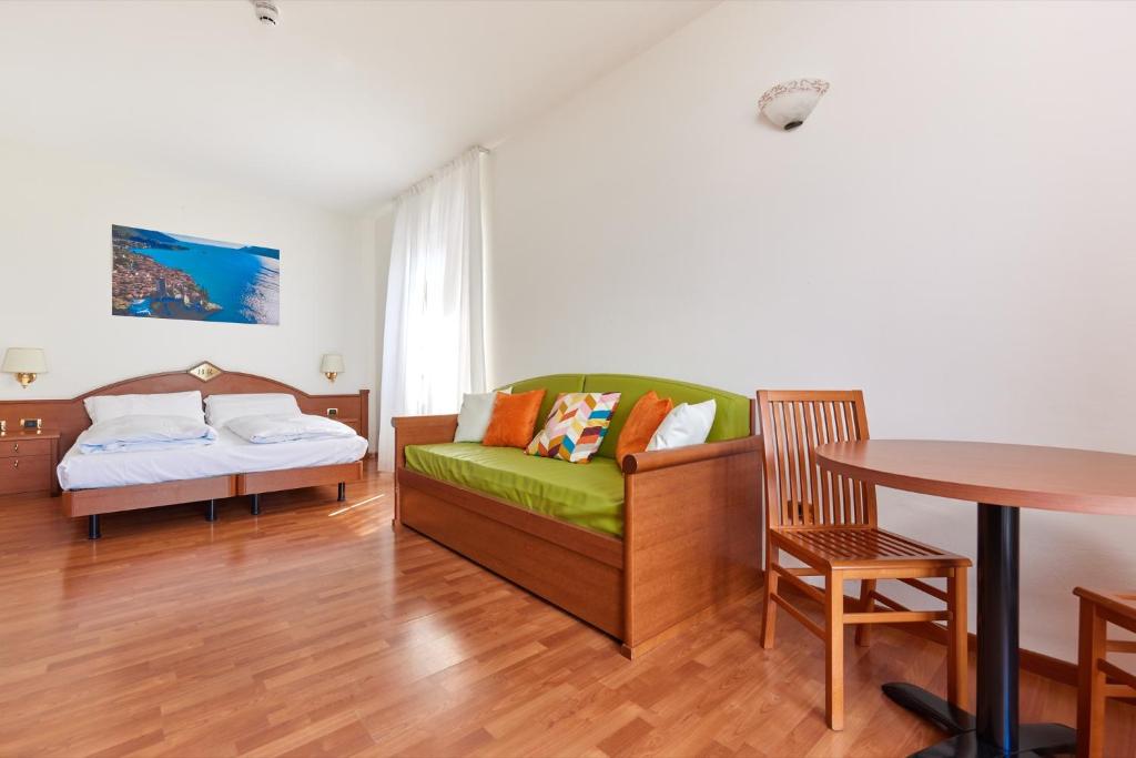 Postel nebo postele na pokoji v ubytování Beach Hotel Rosa