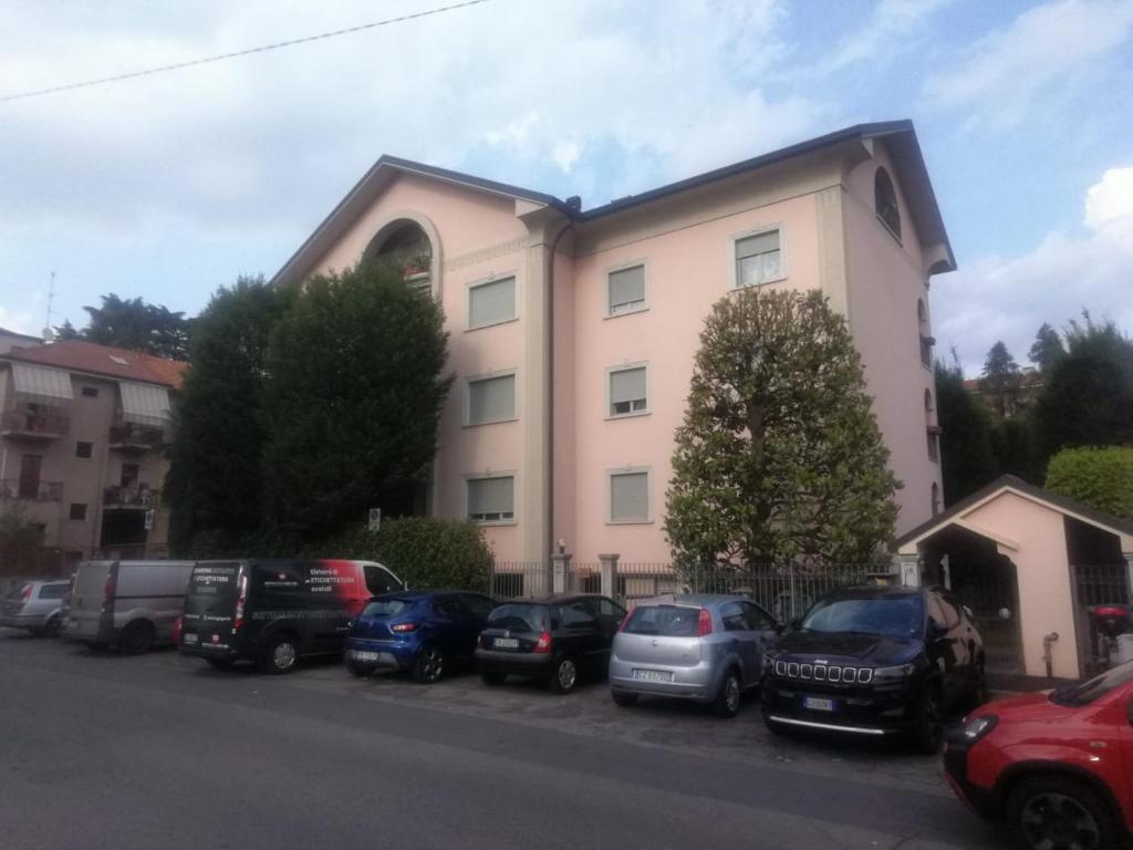 un grande edificio con macchine parcheggiate di fronte di Casa vacanze LA MELA a Monza