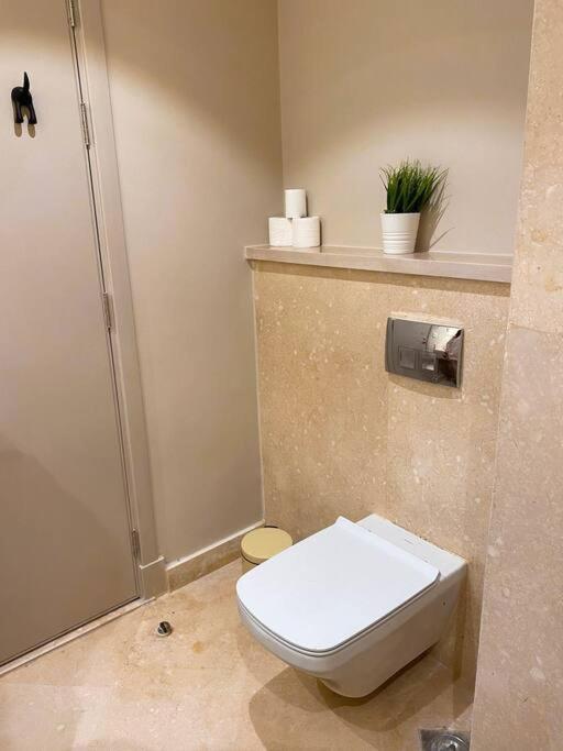 Koupelna v ubytování Lovely 1 Bedroom apt. At Mangroovy residence with free access to the Beach and Pools