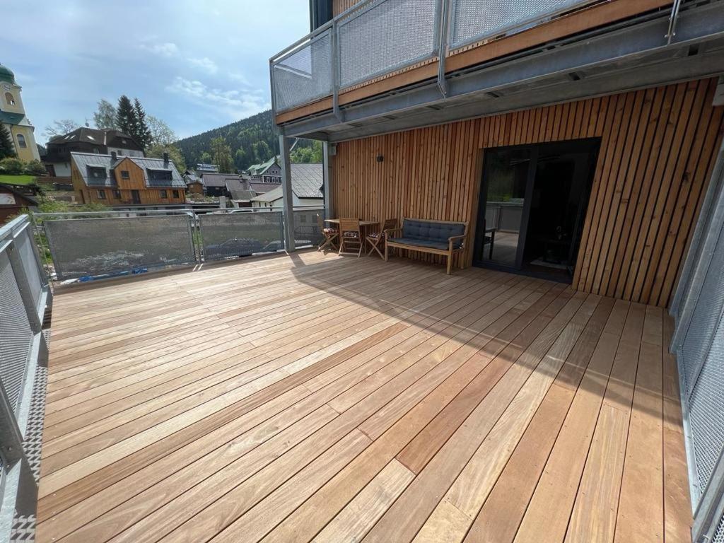Balkón alebo terasa v ubytovaní Luxusní Apartmán GRAND v centru Harrachova se soukromou Mega terasou, s privátním parkováním zdarma, s možností dobíjení wallbox EV a výhledem na Harrachovský kostelíček