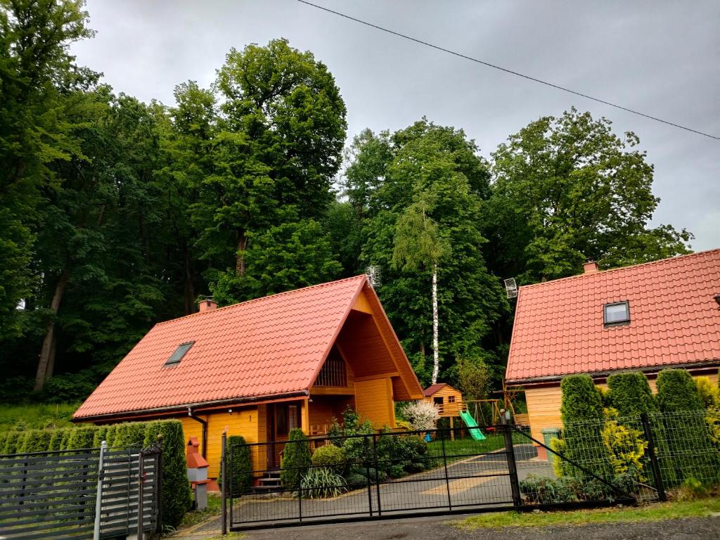 Budynek, w którym mieści się domek letniskowy