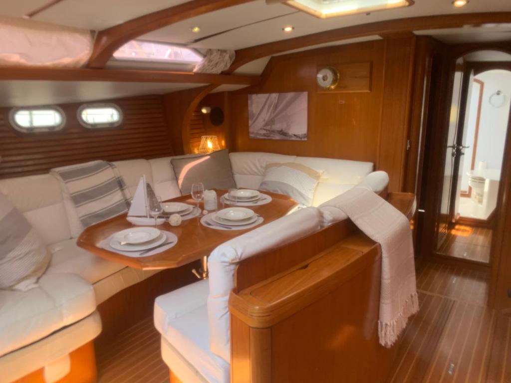 a dining room and a table in a boat at NUIT SUR UN BATEAU VIEUX PORT in La Rochelle