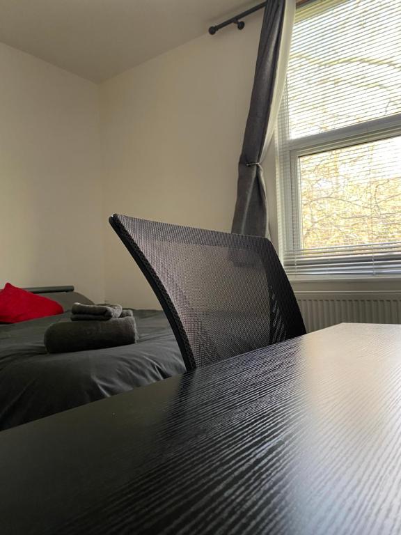 une chambre avec une table, un lit et une fenêtre dans l'établissement Waterloo House, à Nottingham