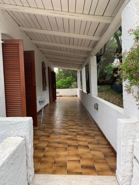 a hallway of a house with a wooden floor at Casa Le Cicale in Porto Istana