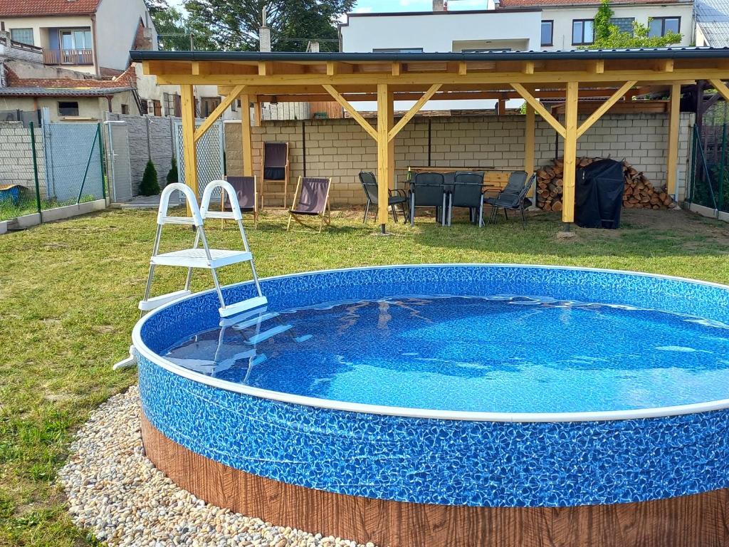Bazén v ubytování Apartmány Olšovská nebo v jeho okolí