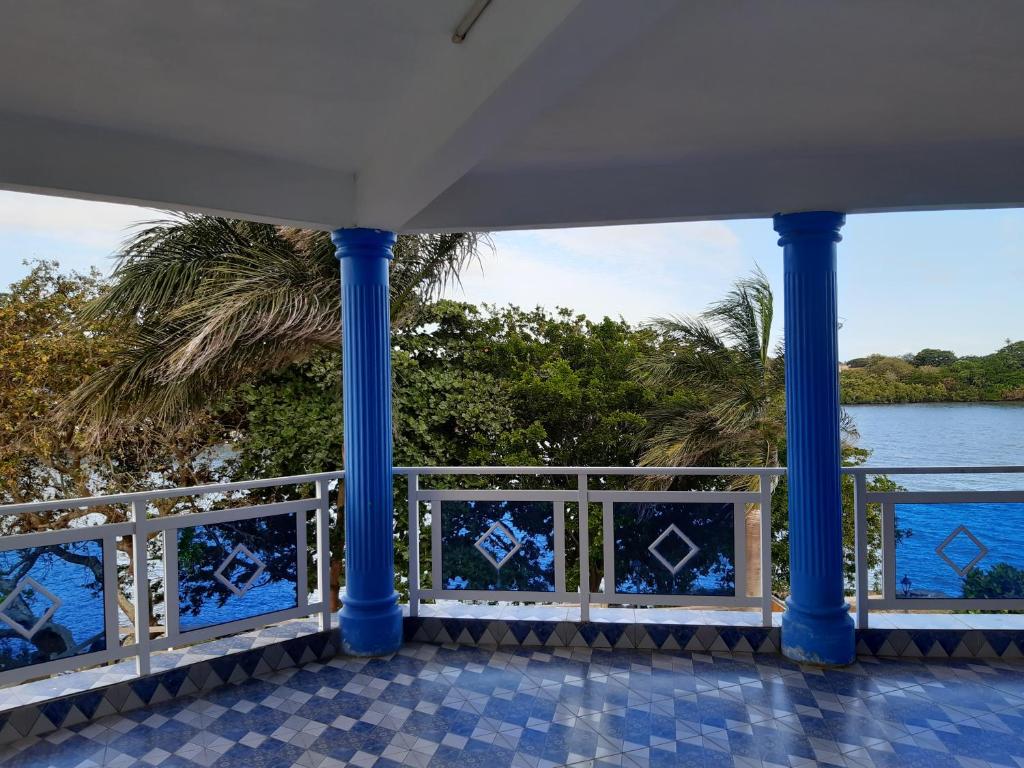 uitzicht op het water vanaf de veranda van een boot bij Family Residence in Grande Rivière Sud Est