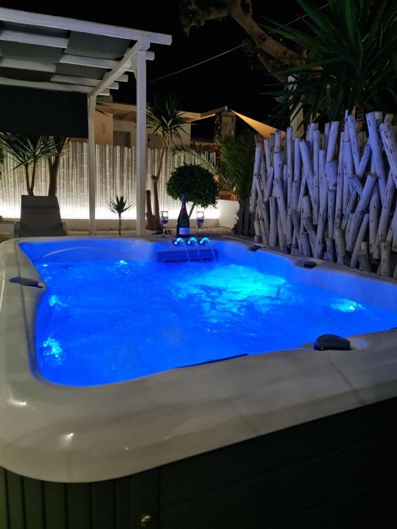 Bazén v ubytování Zoumis Residence nebo v jeho okolí