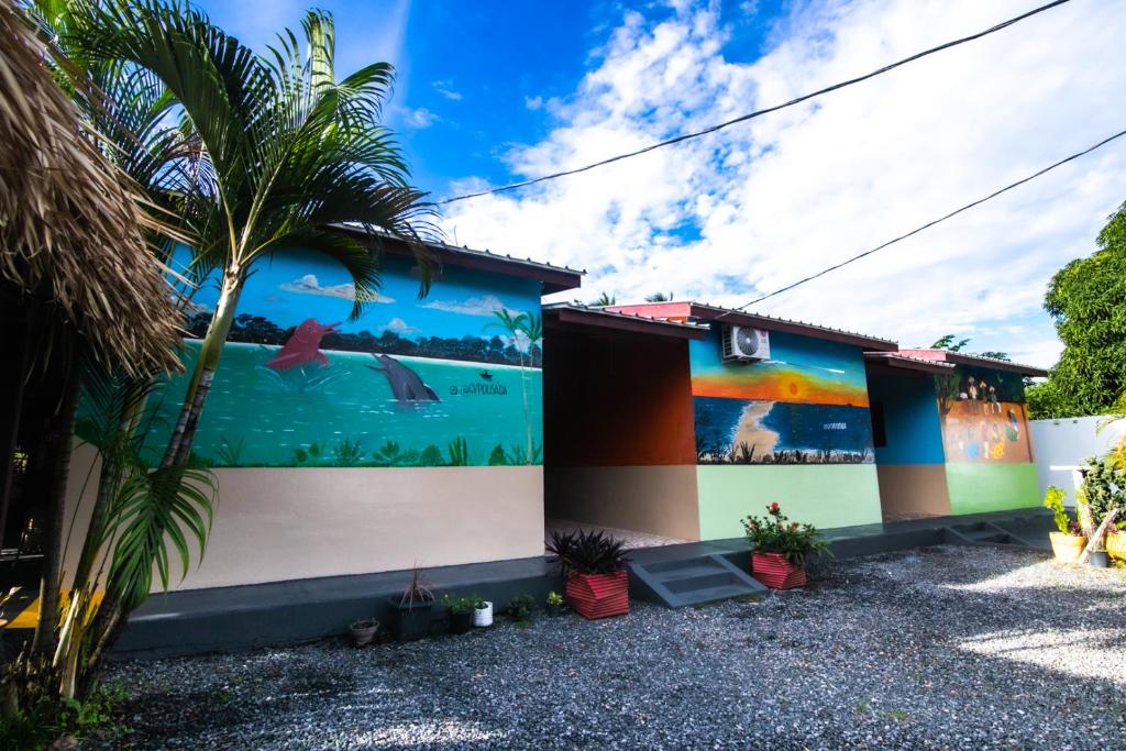 Pousada Coração Verde في ألتر دو تشاو: منزل على جانبه لوحة جدارية