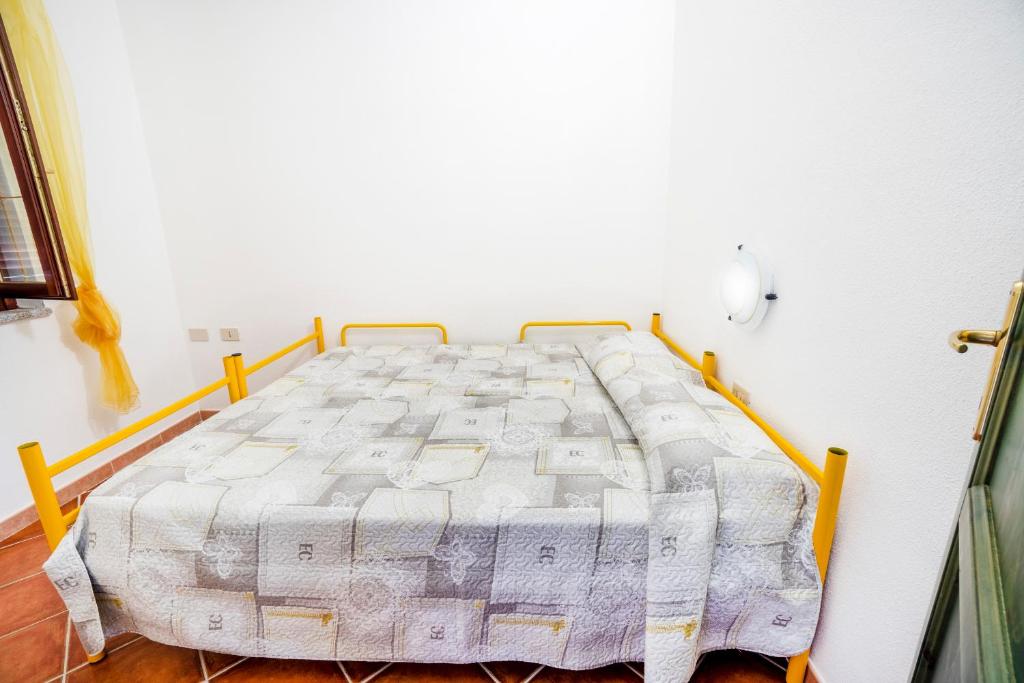 A bed or beds in a room at DOMUS MAIORI LT - PMS CaseVacanze
