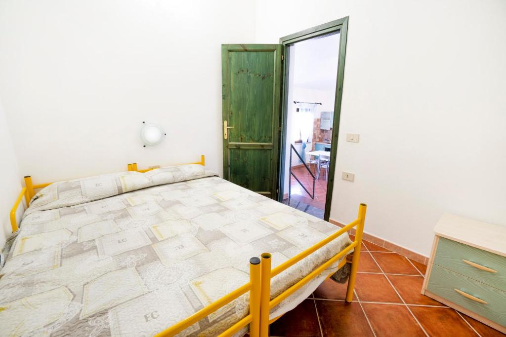 A bed or beds in a room at DOMUS MAIORI LT - PMS CaseVacanze