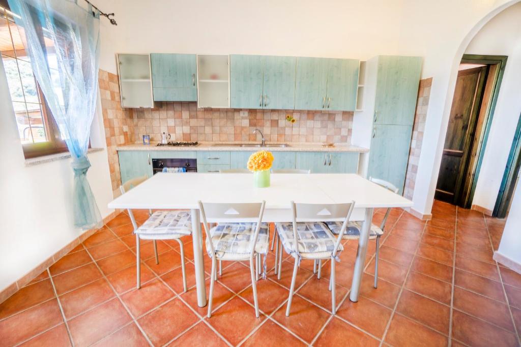 A kitchen or kitchenette at DOMUS MAIORI LT - PMS CaseVacanze