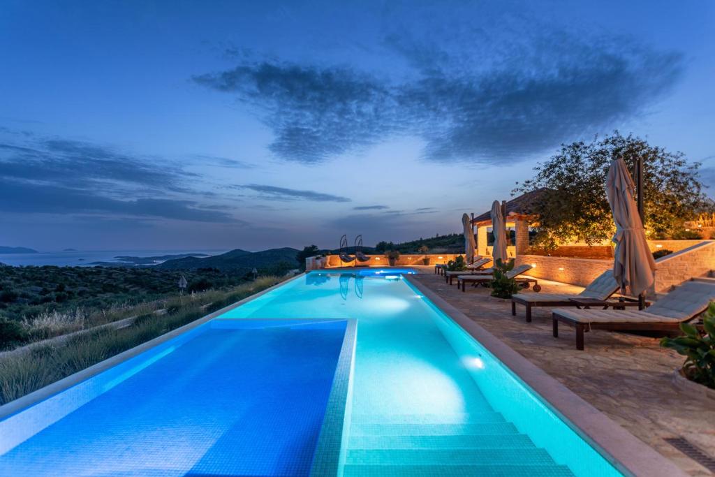 Bazén v ubytování Vidikovac Levanda Luxury Apartments nebo v jeho okolí