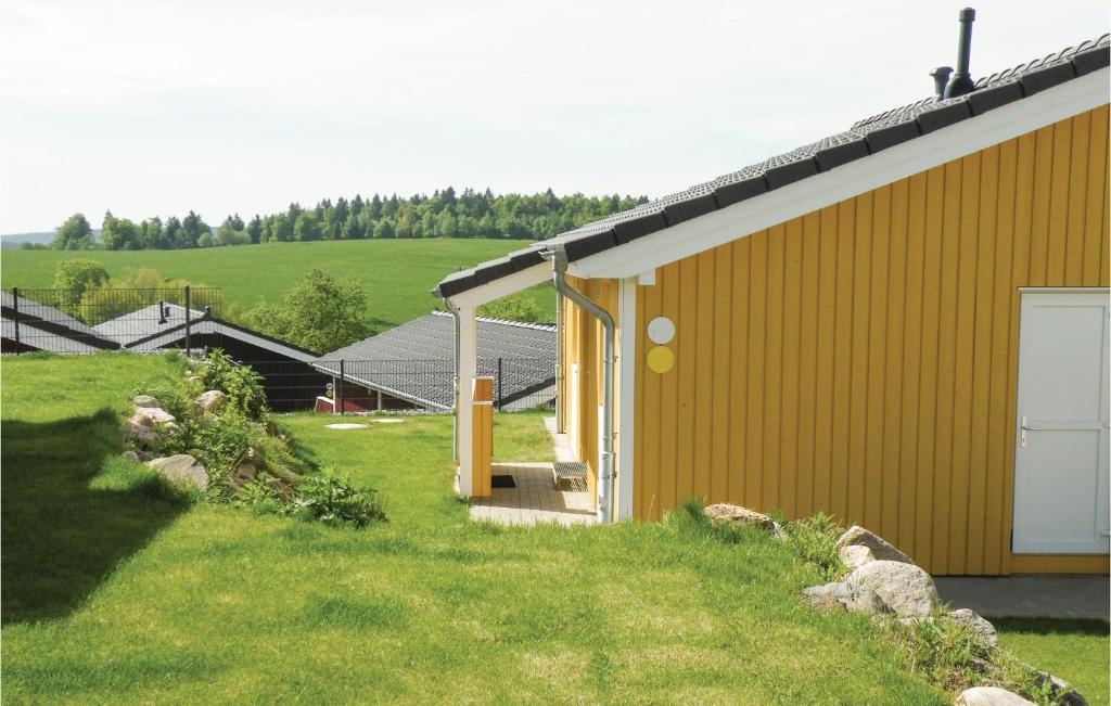 ein gelbes Gebäude mit einer Seitentür in der Unterkunft St, Andreasberg, Haus 50 in Sankt Andreasberg