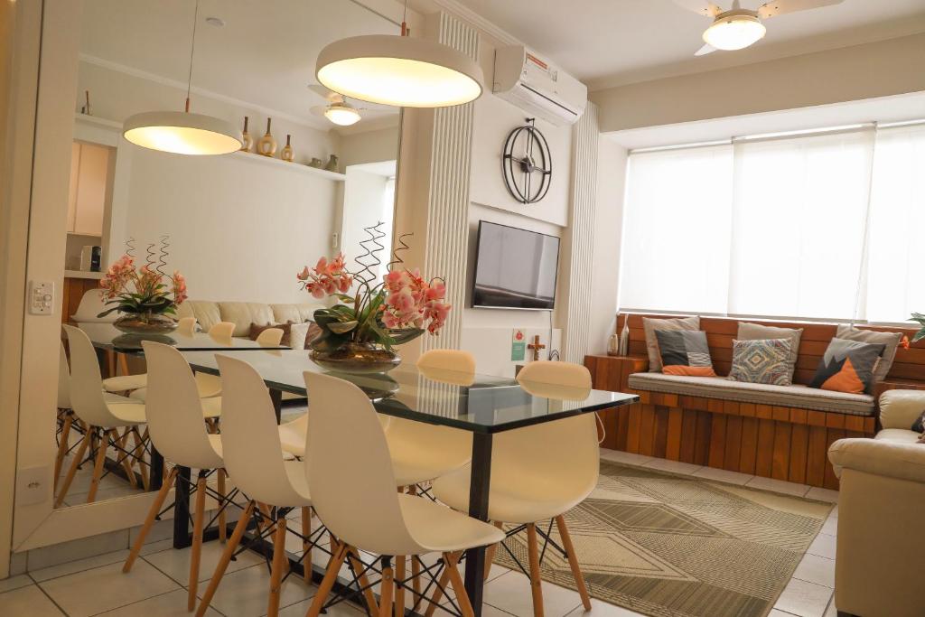 サントスにあるSANTOS - TURISMO E HOME OFFICEのテーブルと椅子のあるダイニングルームとリビングルーム