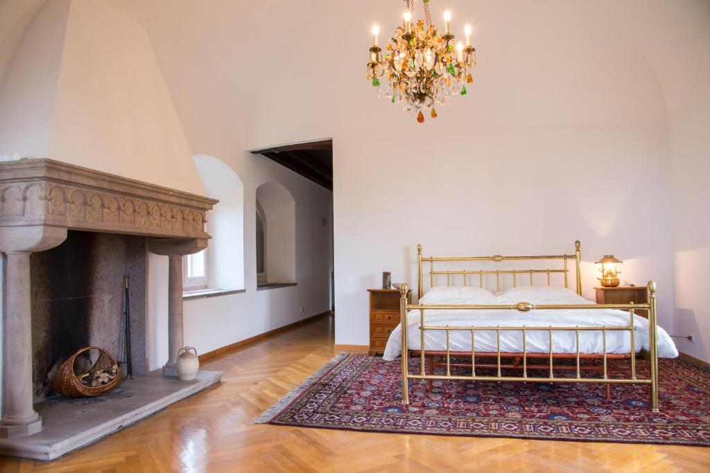 A bed or beds in a room at Heritage mountain top Villa near Rome w/ Pool & Panoramic views