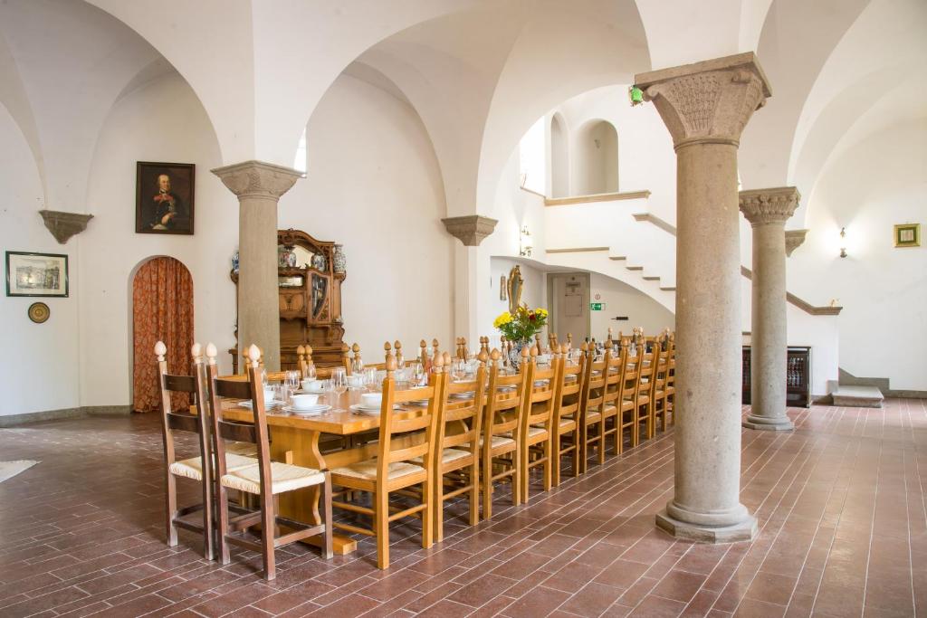 A restaurant or other place to eat at Heritage mountain top Villa near Rome w/ Pool & Panoramic views