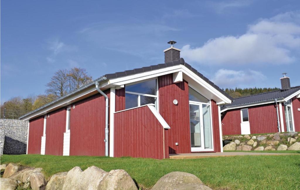ein rot-weißes Gebäude mit einem Fenster in der Unterkunft St, Andreasberg, Haus 51 in Sankt Andreasberg