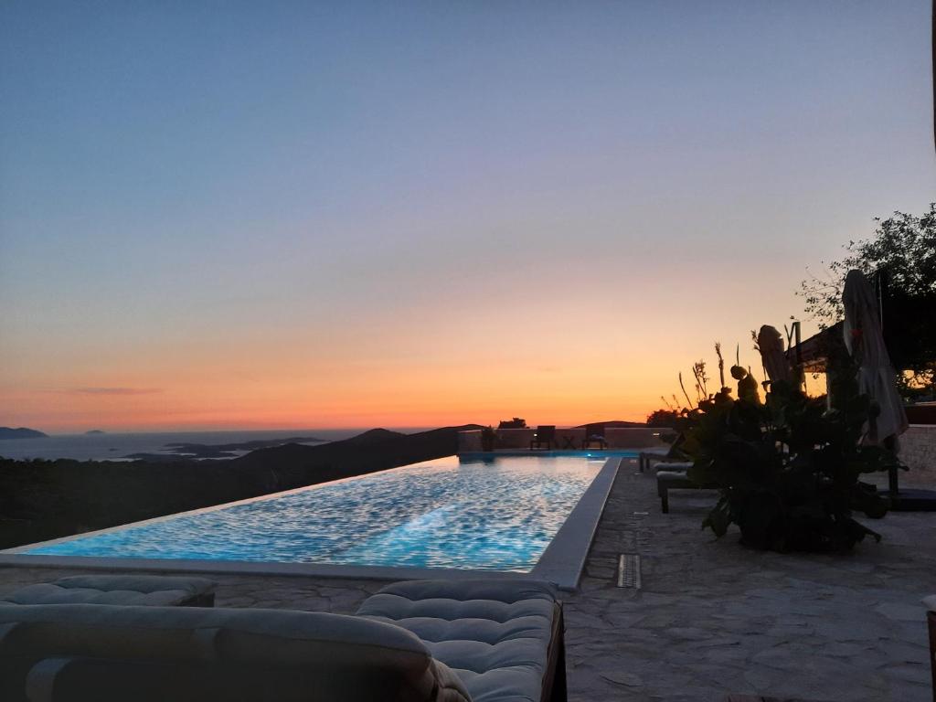 Bazén v ubytování Vidikovac Levanda Luxury Apartments nebo v jeho okolí