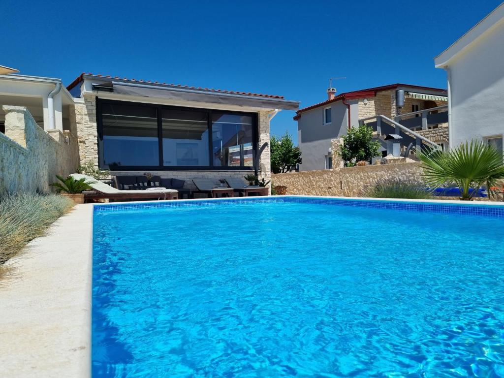 Bazén v ubytování Holiday House Nataly nebo v jeho okolí