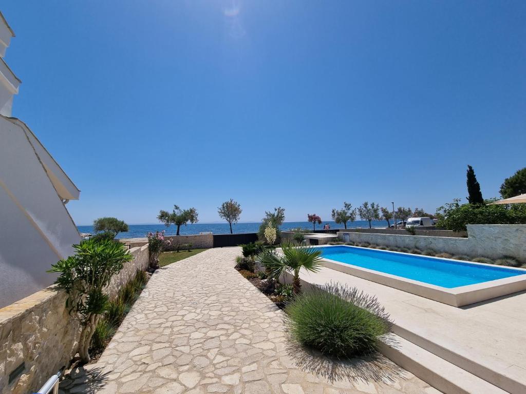 Bazén v ubytování Holiday House Nataly nebo v jeho okolí