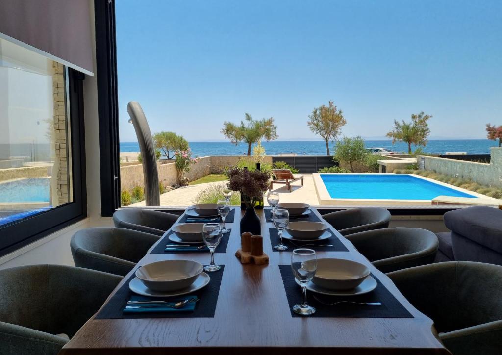 Bazén v ubytování Holiday House Nataly nebo v jeho okolí