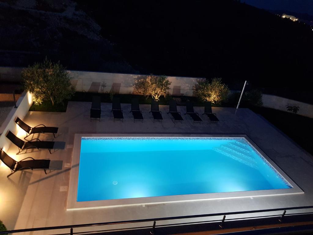 uma piscina num pátio à noite em Villa Visum em Zadar