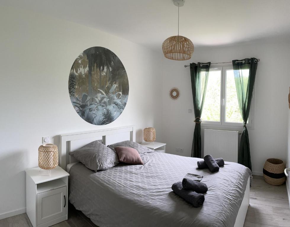a bedroom with a bed with two towels on it at Les Villas de Castel - villa "Les Muriers" in Castelmaurou