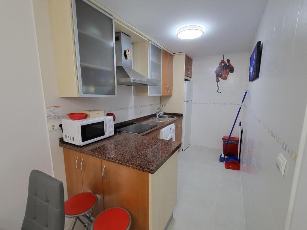 Kuchyňa alebo kuchynka v ubytovaní ¡Espectacular Marvel®Ático con piscina privada en primera línea de Vera-Playa!