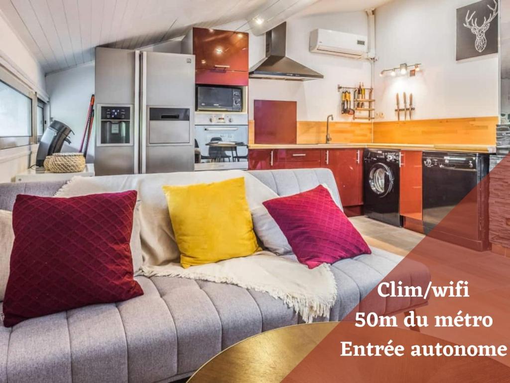 - un salon avec un canapé et des oreillers colorés dans l'établissement ☆ L'appart d'oie ☆ 2 pièces ☆ 50m du métro ☆ fibre, à Toulouse