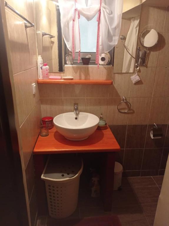 Kúpeľňa v ubytovaní Cozy Apartment Alexandros near Aqueduct (Kamares)