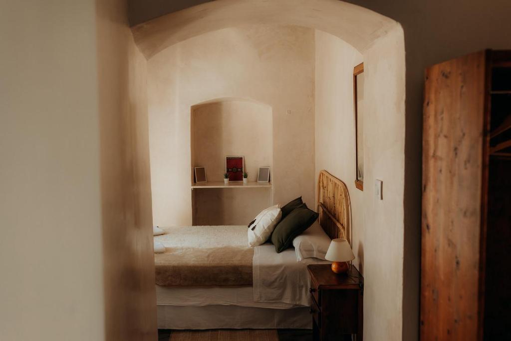 1 dormitorio con 1 cama en una habitación blanca en Hostal Africa, en Tarifa