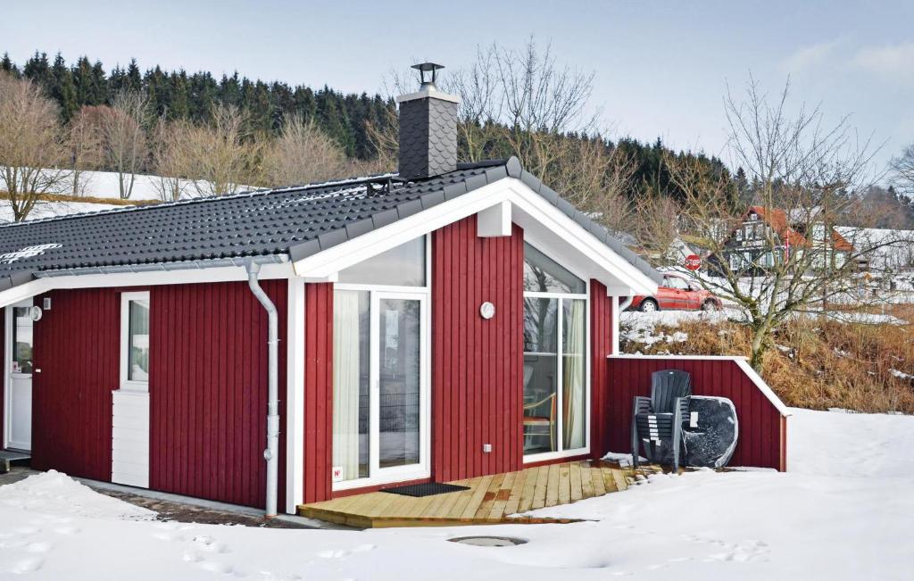 una casa roja y blanca en la nieve en St, Andreasberg, Haus 54, en Sankt Andreasberg