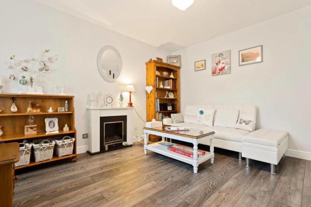 Morden Chic House near Abbey Wood Elizabeth Line, Thamesmead (updated