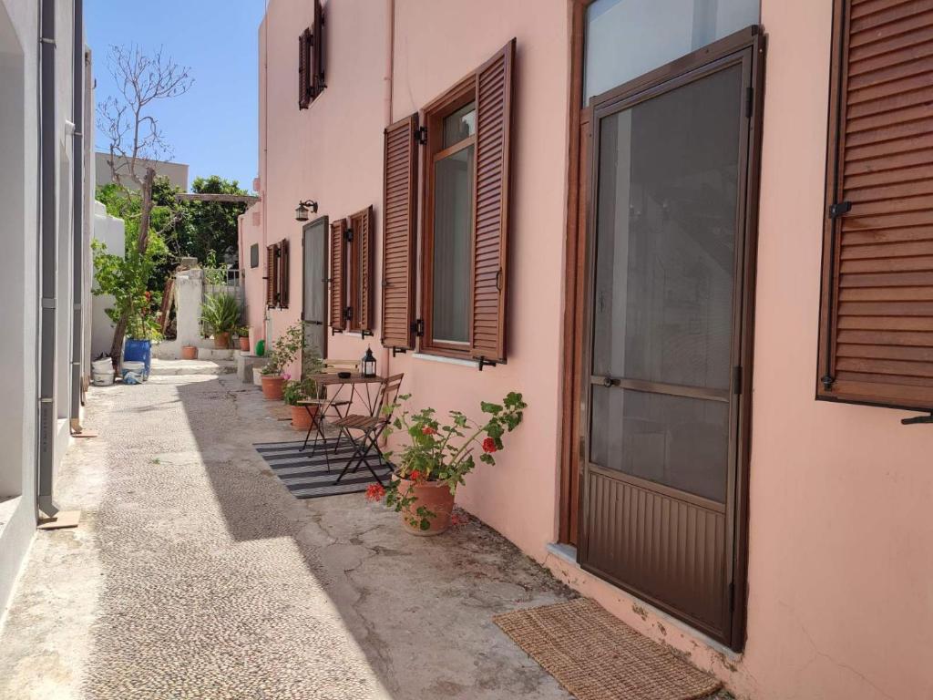 eine schmale Gasse mit Tür und einigen Pflanzen in der Unterkunft Old Town Maisonette in Rhodos (Stadt)