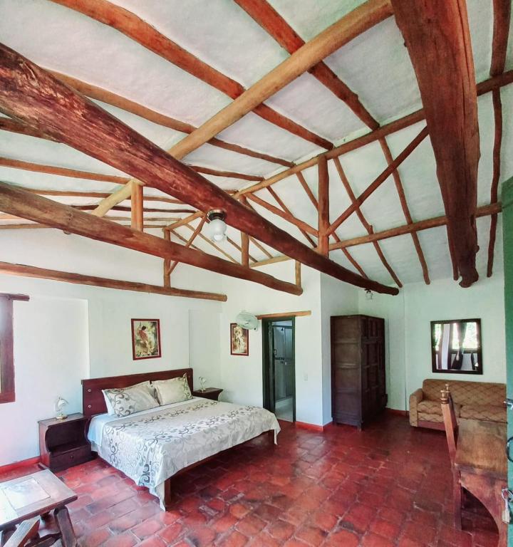 Postel nebo postele na pokoji v ubytování Hotel Mision Santa Barbara RNT 4799