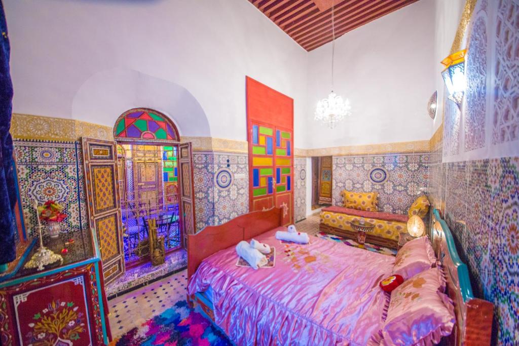 Postel nebo postele na pokoji v ubytování Riad Hayat Fes
