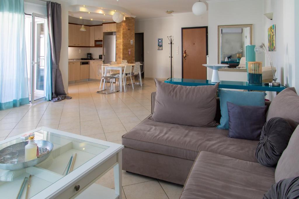 een woonkamer met een bank en een tafel bij Phos apartment in Heraklion