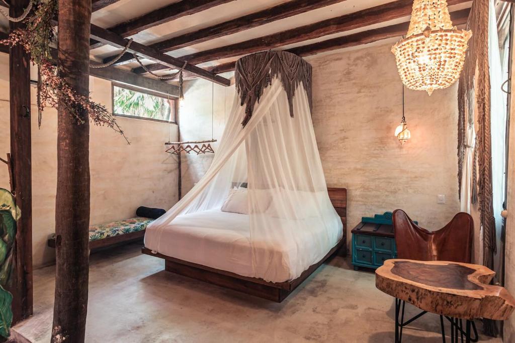 Letto o letti in una camera di Hidden Treehouse Tulum Eco-Hotel