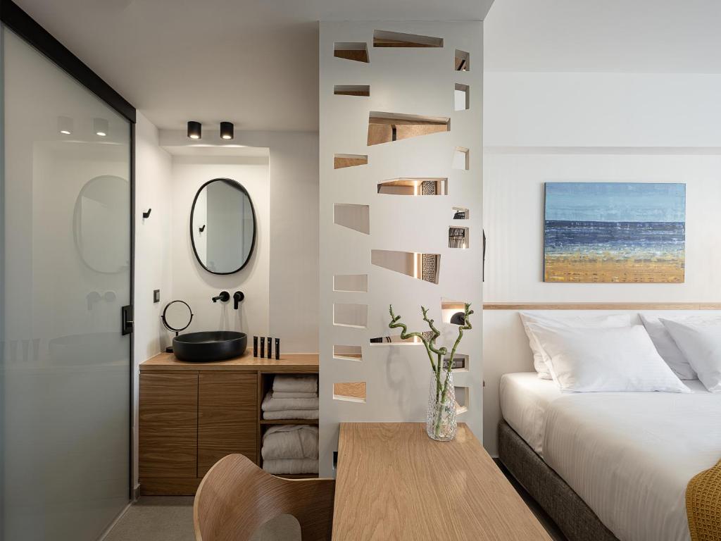 Calla Luxury Seafront Suites - 7