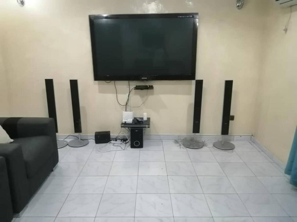 En tv och/eller ett underhållningssystem på Appartment in Keur Massar