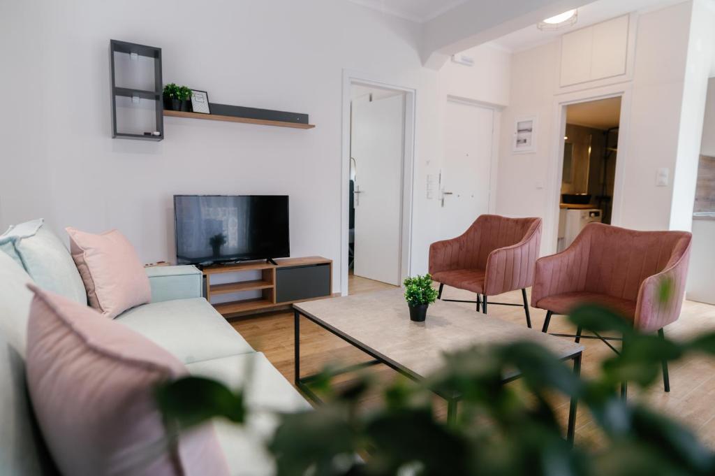 un soggiorno con divano e 2 sedie di Stamatina's Luxury Apartments (Superior Suite) a Alexandroupoli