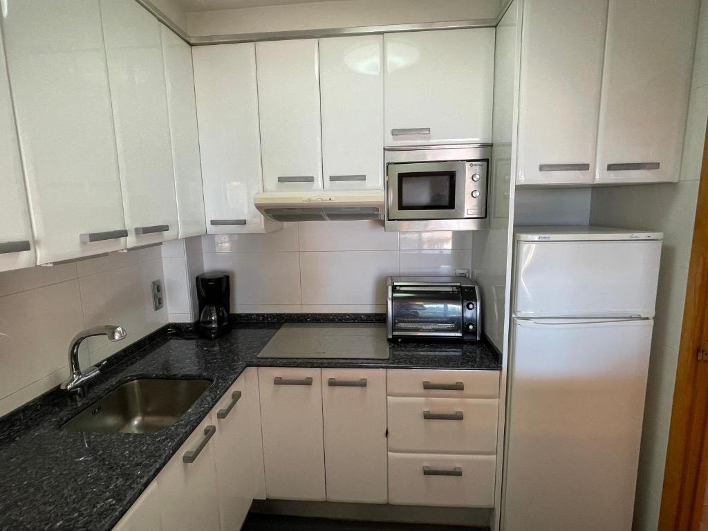 A kitchen or kitchenette at Myhost la Dorada frente al mar