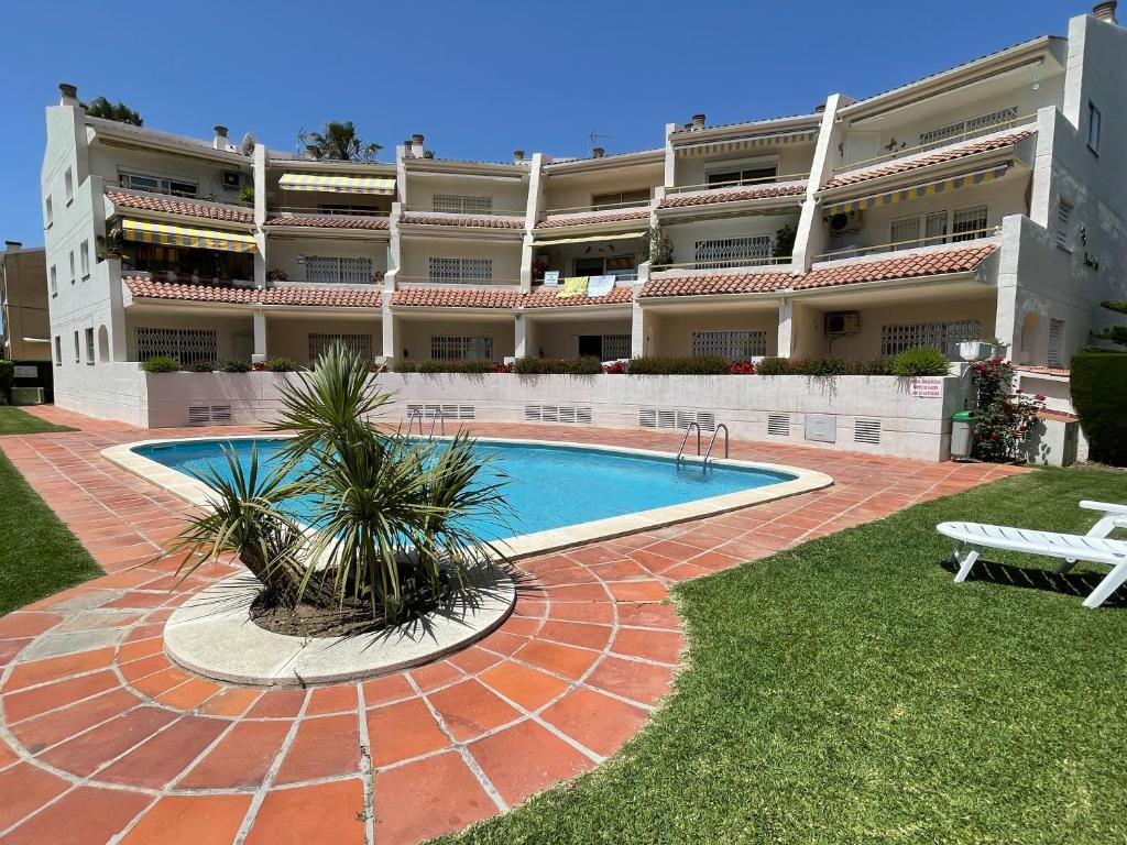 The swimming pool at or close to Myhost la Dorada frente al mar