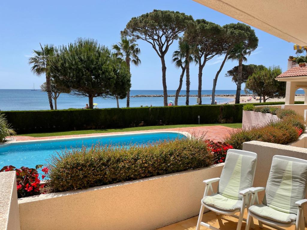 The swimming pool at or close to Myhost la Dorada frente al mar